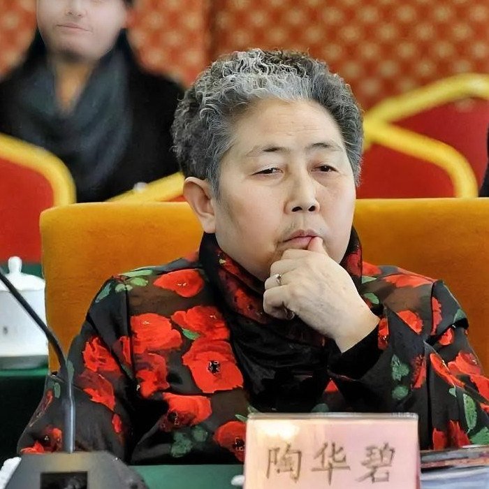陶华碧用AI赚了54亿。谁都没想到，79岁的陶华碧，年轻时创业靠手工挑辣椒，晚年她却用AI技术守住辣