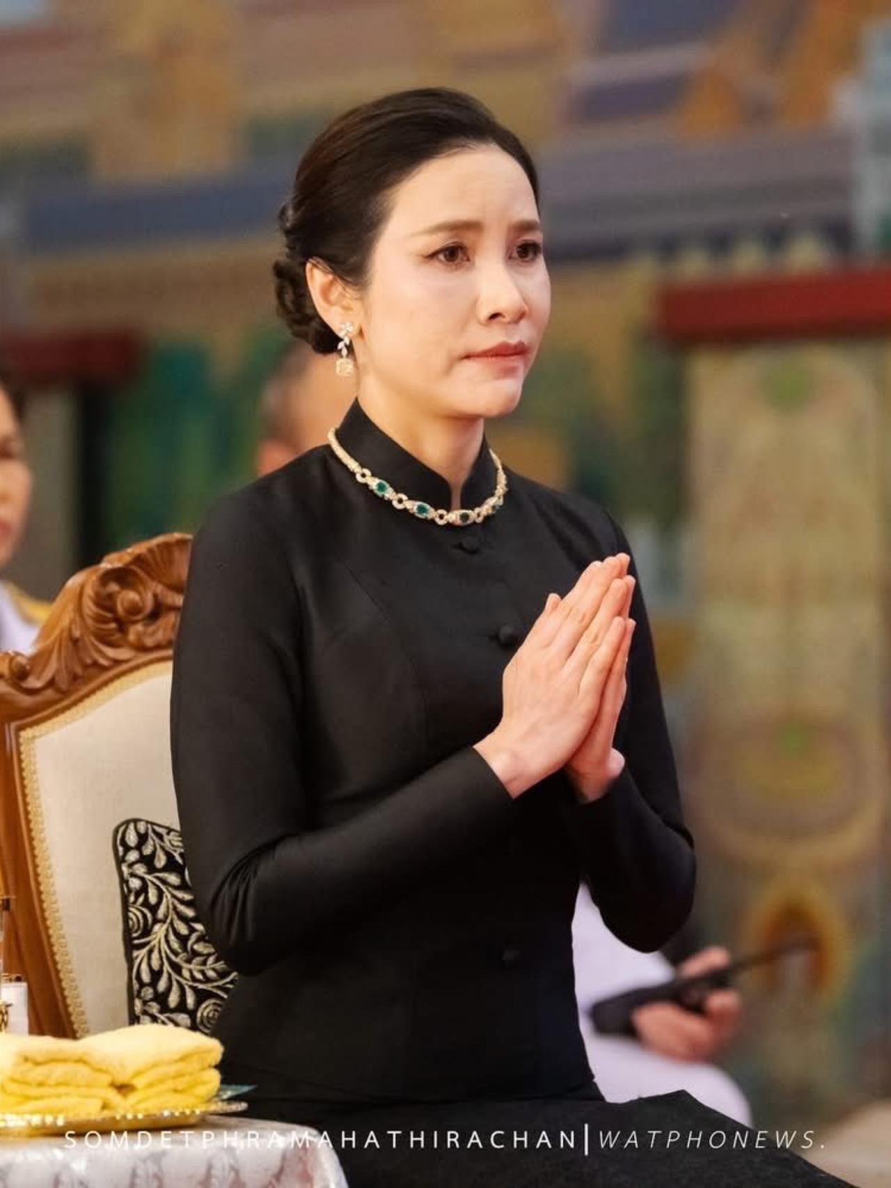 诗妮娜拥有盛世美颜，高颜值360度都完美41岁的诗妮娜美得冒泡，穿黑丧服都仙气