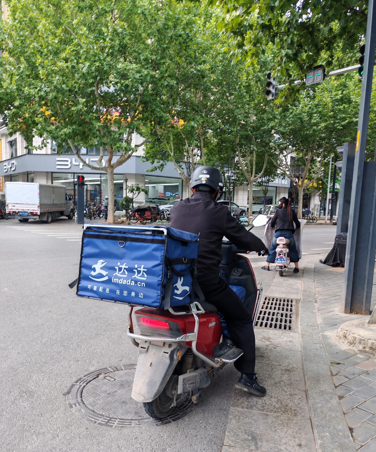 不挣钱的男人连狗都不如这话不是我说的，而是出自明哥之口。明哥47岁，原来在民办