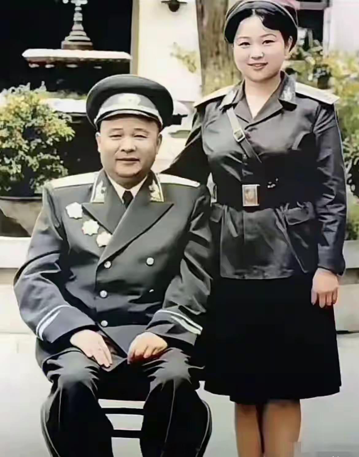 1961年，开国大将徐海东与女儿徐文慧珍贵留影。镜头下，开国大将徐海东身姿笔挺，