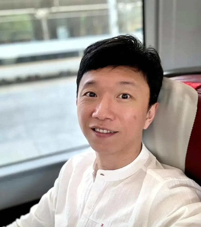 在《生万物》里饰演土匪马子胡三的李思博，一脸感激地对宋家腾说:“兄弟，我得感谢你