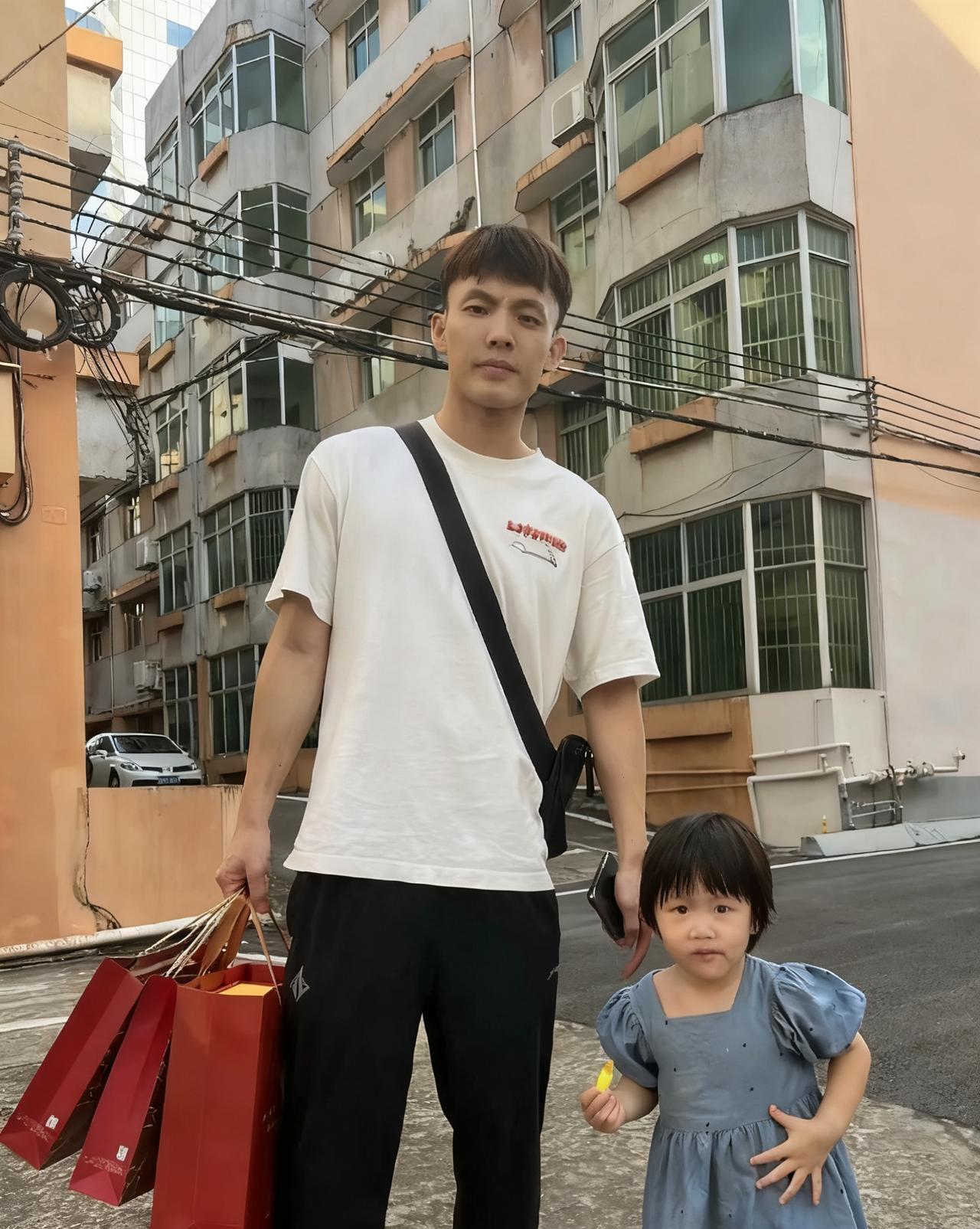 徐杰喜提三盒月饼[大笑]9月26日，打完四大名酒杯赛的广东队，今天下午已从陕西