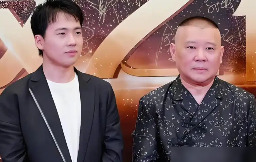 郭德纲一句让导演跪着等我，直播间乐了，郭麒麟那头的牌桌直接晃三晃。这事要搁别人身上，顶多算个没溜儿的