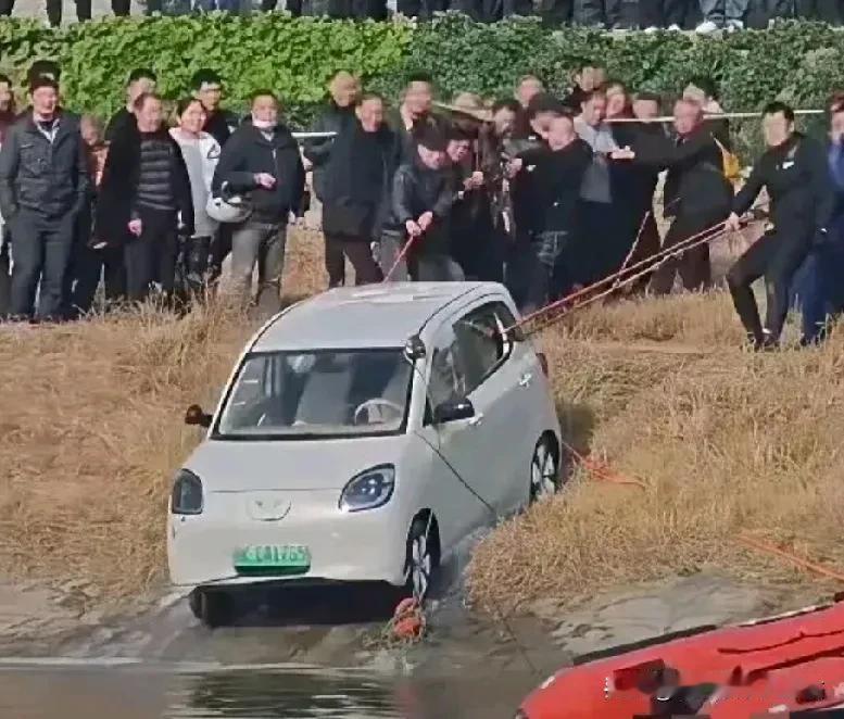 重点的事说三遍：不是每个人都适合开车！12月28日晚上，湖北天门驾车坠河的2