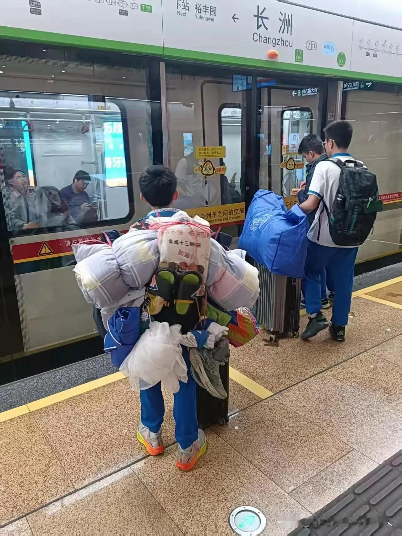 放假离校，广州黄埔一所中学的学生，因家长未前来接应，所有行李全靠自己收拾打包。没
