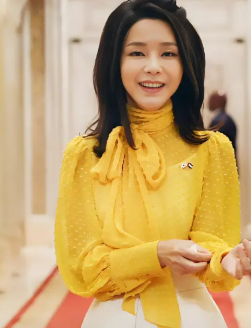 金建希的苦难可能要开始了！尹锡悦最近可谓是斯文扫地，为了抗拒调查和逮捕，直接脱了