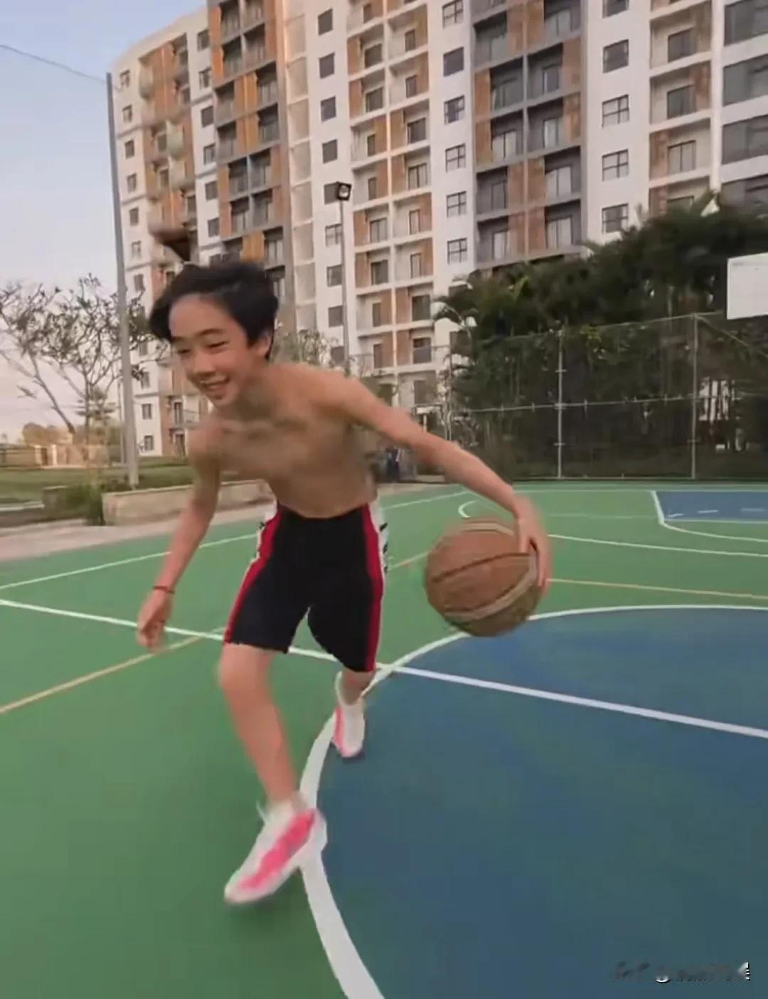 陈小春和应采儿是怎么养儿子的，把Jasper养得这么阳光、开朗、又活泼的！他们