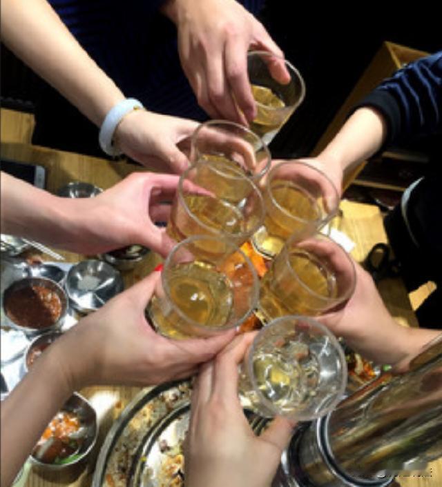 湖北武汉，徐某坤参加朋友的生日宴，聚餐后不慎跌倒在停车场旁的沟内，后经抢救无效死