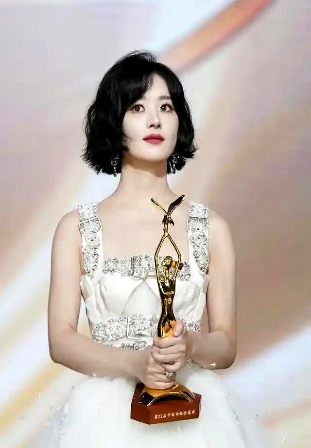 别再傻傻分不清了，赵丽颖和杨幂的“双料”，根本不是一回事。赵丽颖手里攥着的