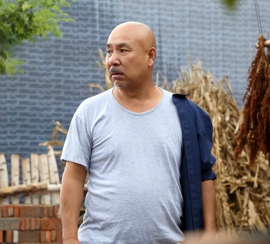 片酬千万的李幼斌，接到一个电话：“师哥，我没钱了，你来不来？”打电话的，是他发