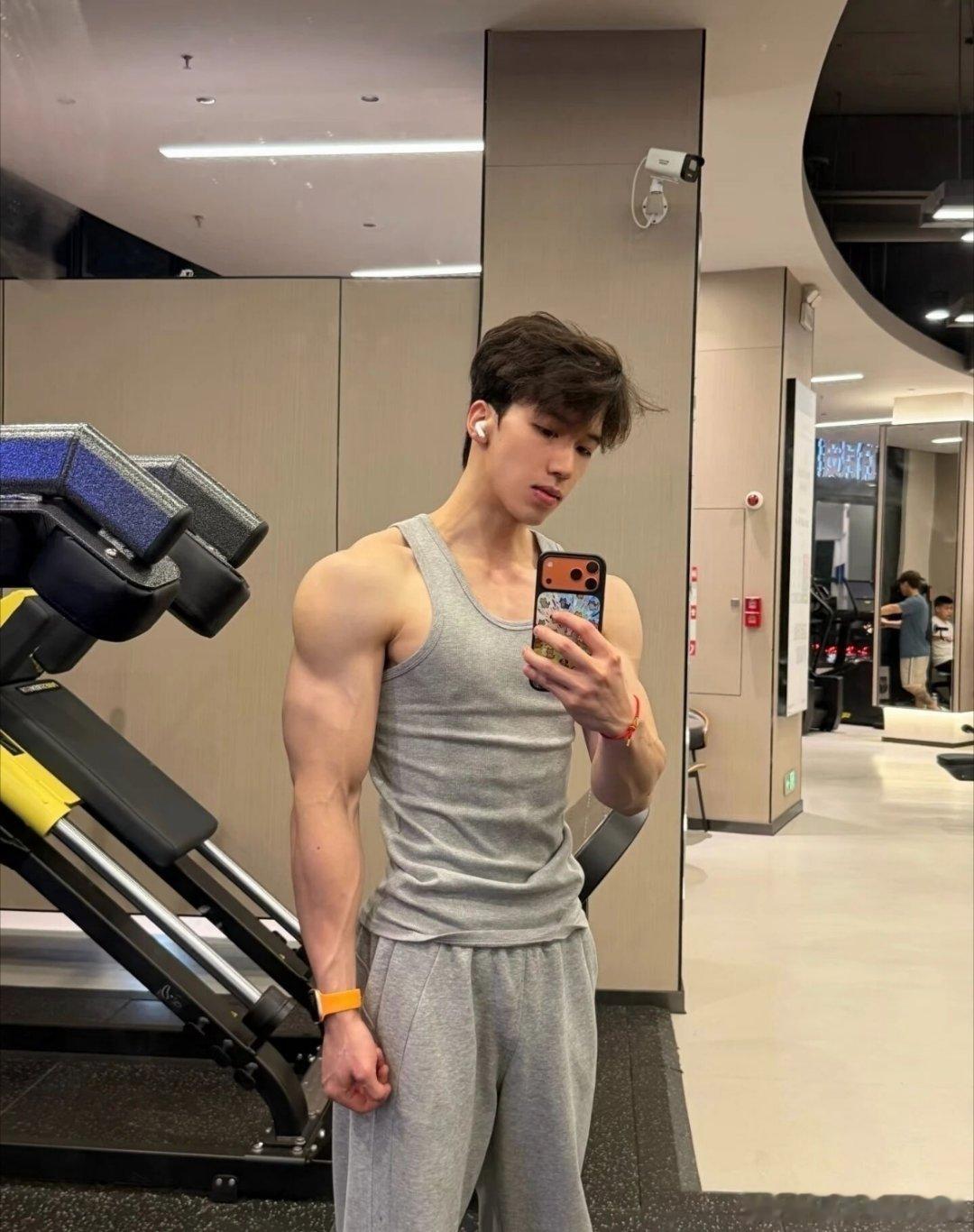 每日健身每天一练，有个好身材。