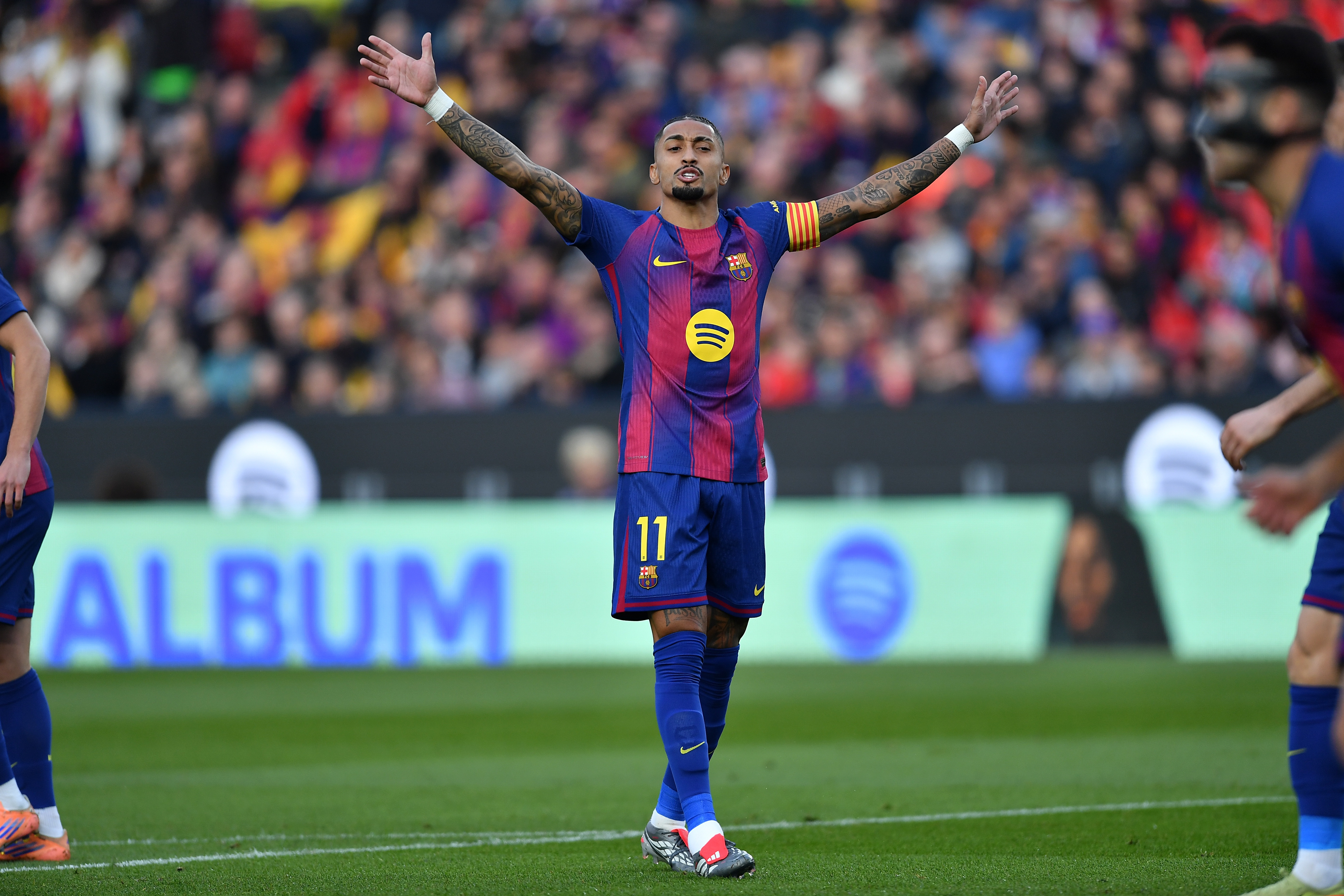 每体: 拉菲尼亚愈发有队长风范, 赛中因队友不逼抢大发雷霆