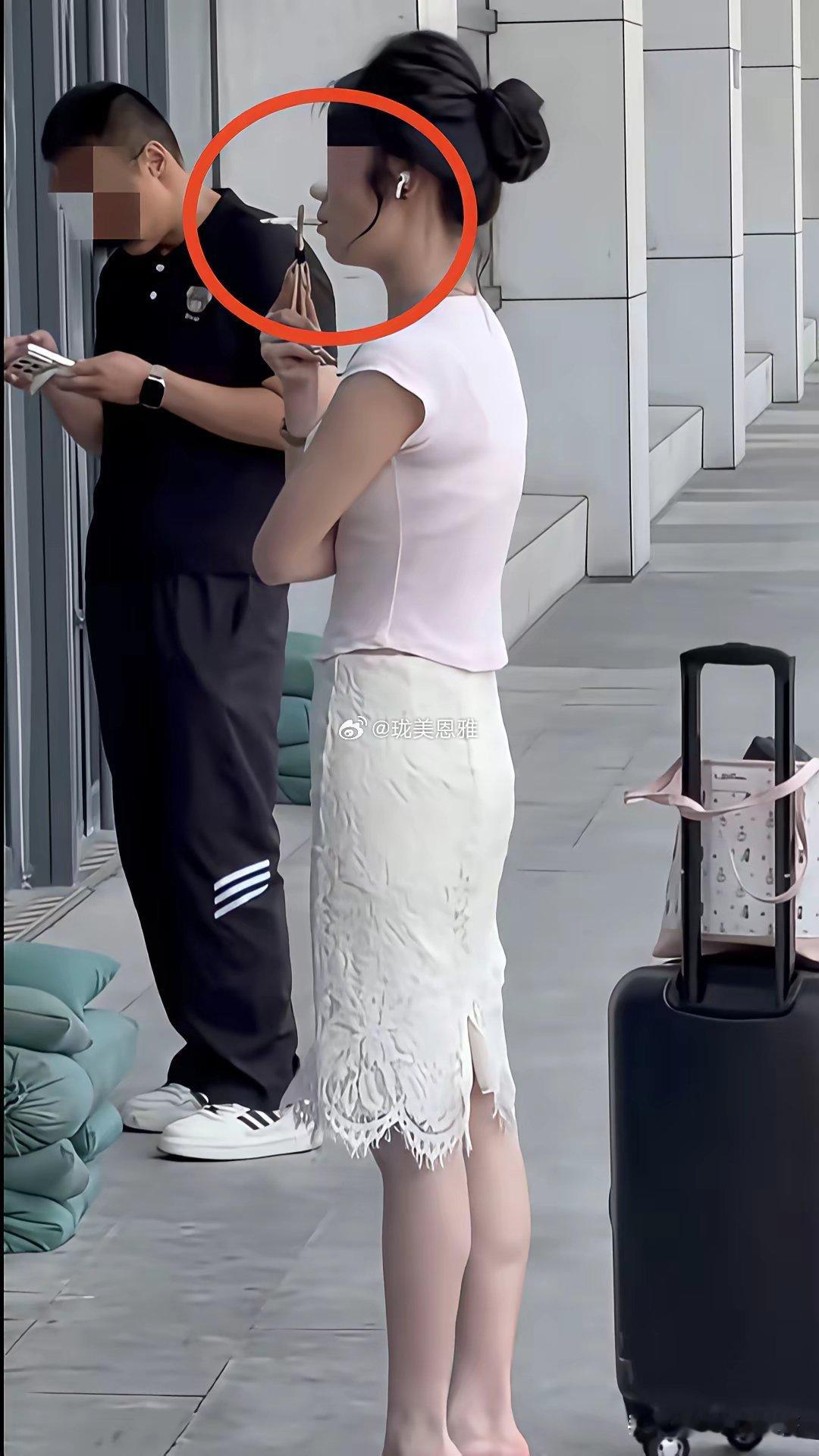 抽烟都有专用的夹子了？还是第一次见