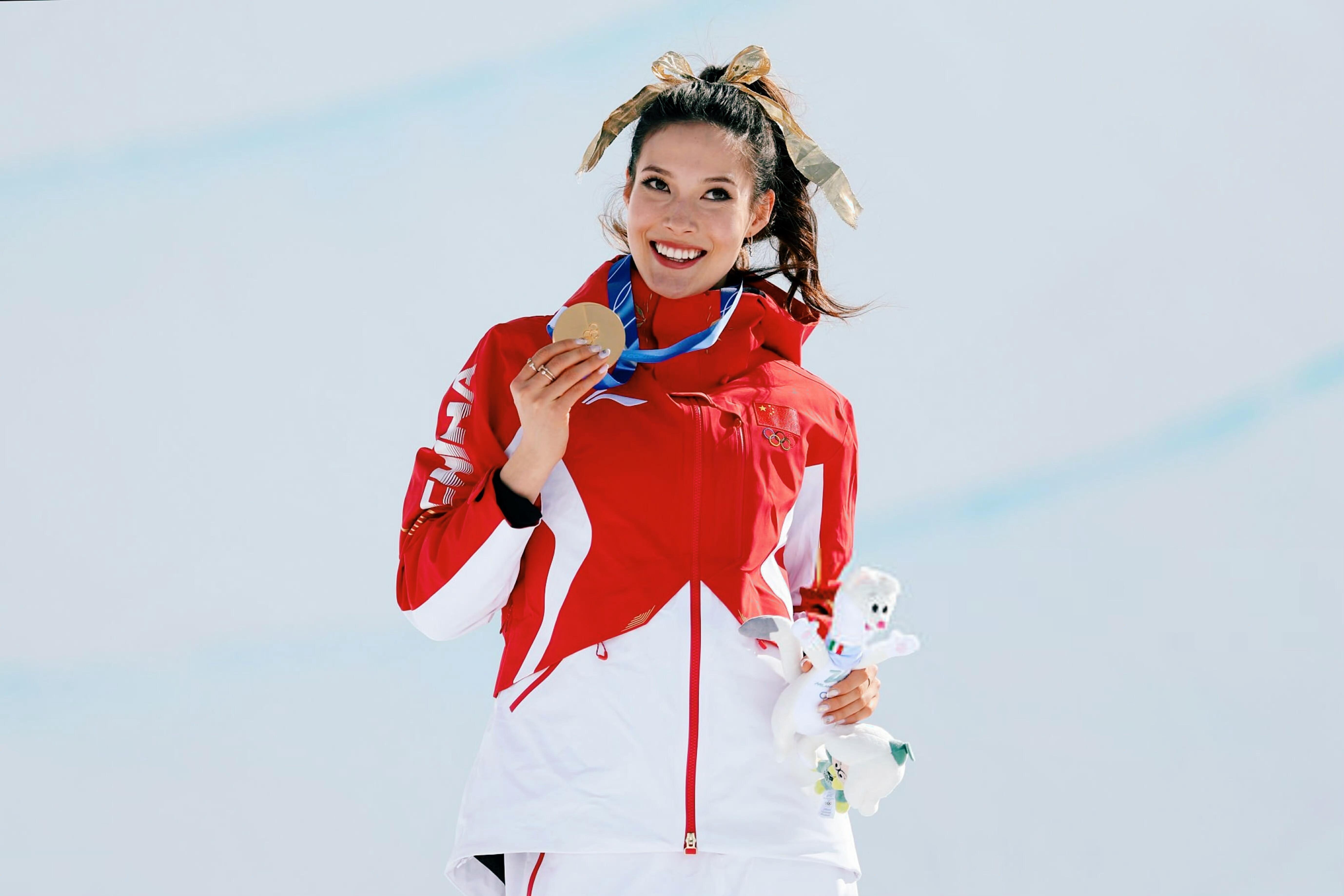 谷爱凌金色蝴蝶结来历曝光谷爱凌的金色蝴蝶结并非定制配饰，而是赛前从礼品篮中随手抽