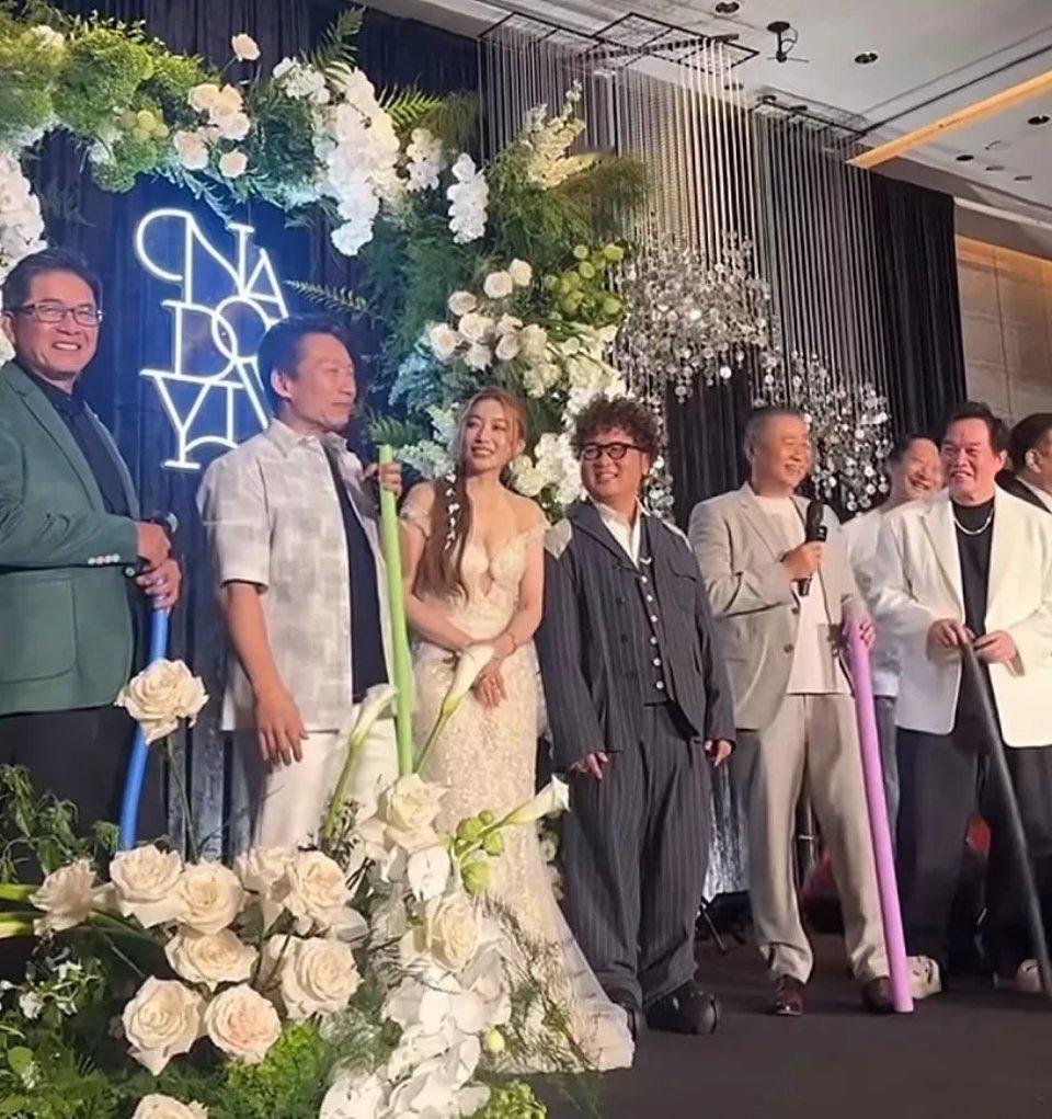 从王伟忠的态度来看，小S的复工之路恐怕布满荆棘。最近纳豆大婚，作为婚礼主持人的王