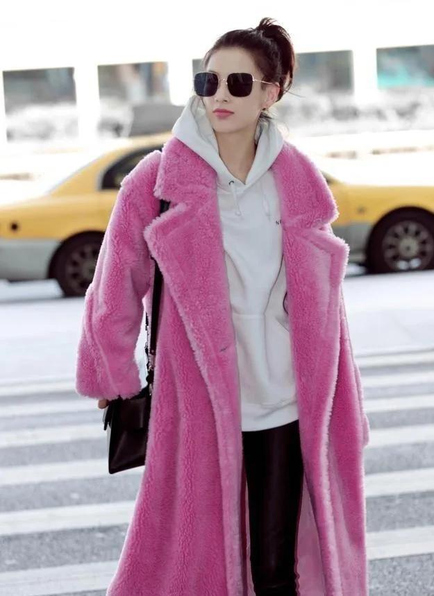 黄圣依的状态，真的回春了！这件亮眼的粉色毛绒大衣，被她穿出了满满的活力。