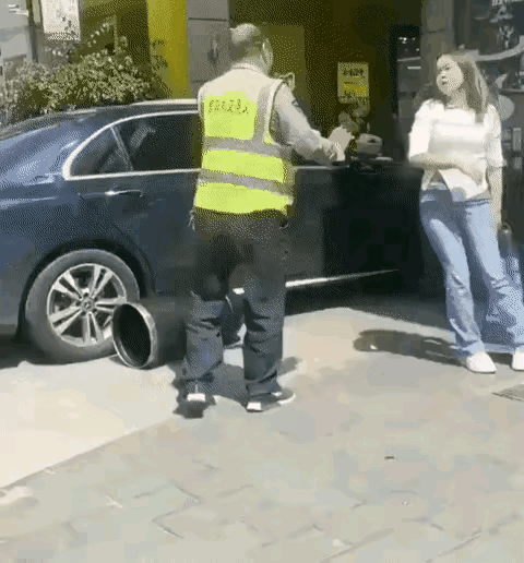 保安让女子挪下车，不要挡着小区门口，女子说一会就开走，保安不同意。双方争吵起来。