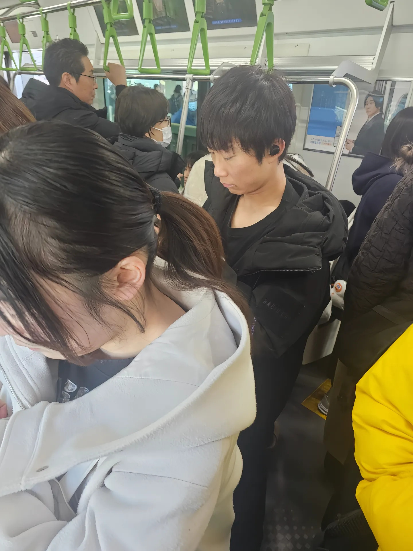 东京电车偶遇日本男明星，有认识的吗？