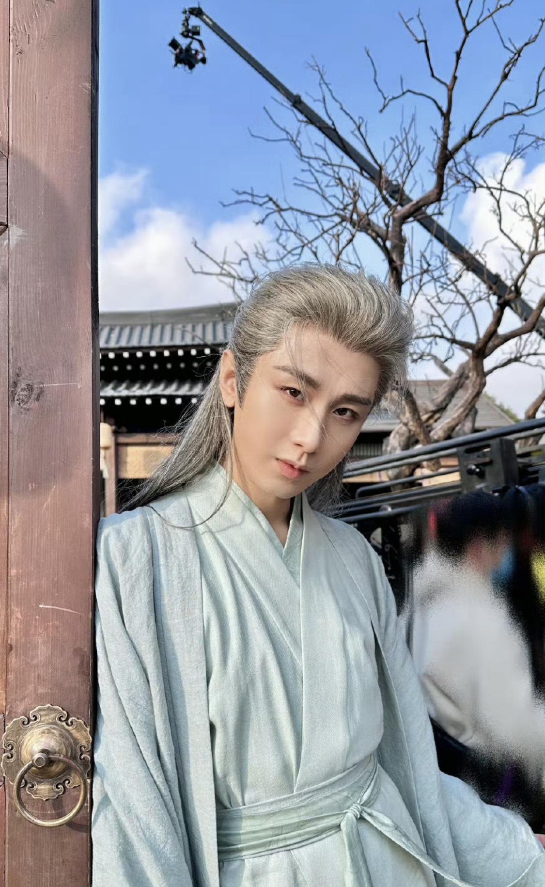 蒲逆川（送葬人）临终时唤谢淮安白头，原以为是领头人意思，没想到是谢淮安小时候的小