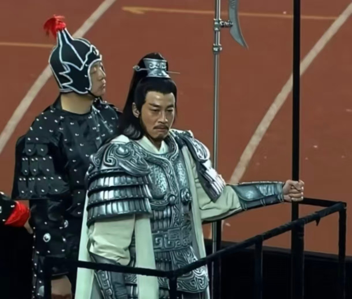 苏超被何润东带火了何润东身披铠甲的样子，真的就是西楚霸王本人，14年过去，他的