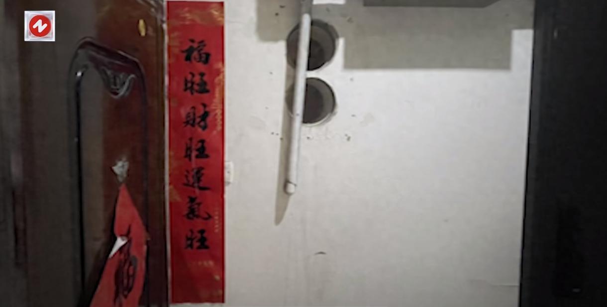 “太缺德了！”近日，湖北十堰，一位80多岁的老大爷出门时，发现邻居竟然在自家门口