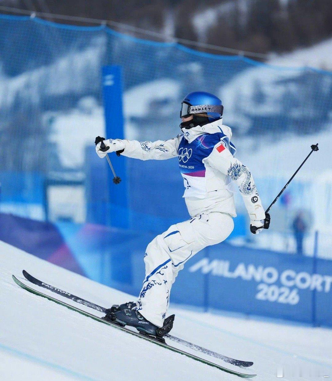 谷爱凌青花瓷龙战袍绝美谷爱凌在本场比赛第一跳就惊艳全场，86.58分的表现甚至超