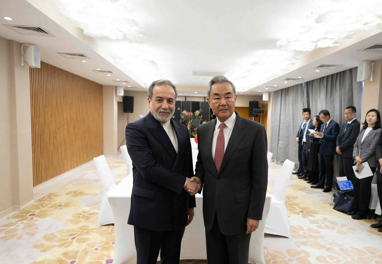 伊朗稳了，中国给承诺。当地时间7月24日，中国外交部长王毅会见了伊朗外长阿拉格齐