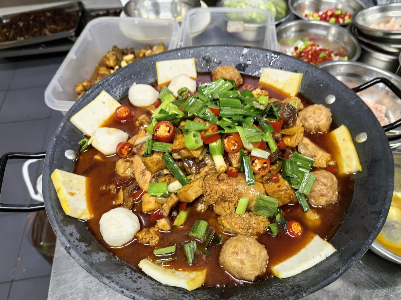 家人们,最近后厨忙完回家,总忍不住给家人露两手——这几天的家常菜清单一晒,朋友圈