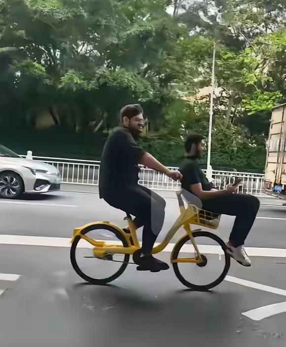 不懂规矩的人放进来干嘛？印度留学生，这样是不是觉得他们很潇洒也很好玩？这