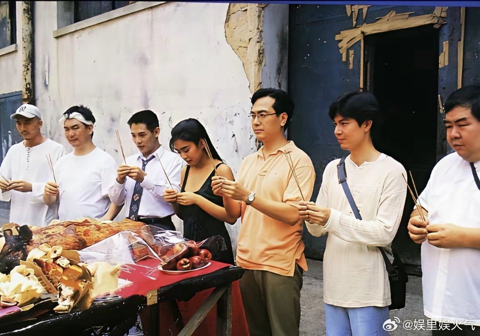 李连杰年轻的时候个子不怎么高，但他在男明星里算演技好，有明星气质的那一个。最右边