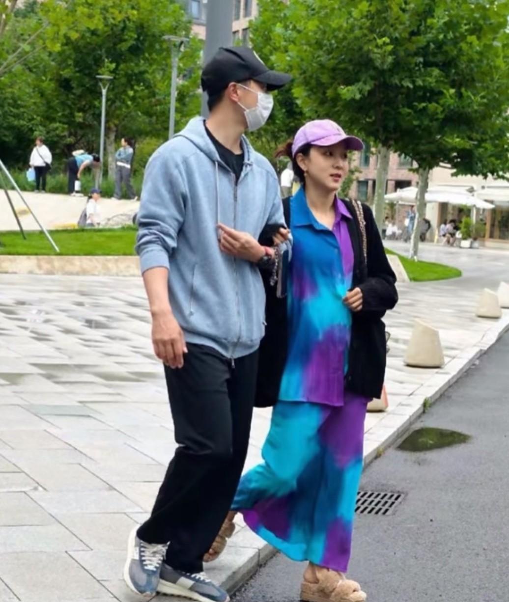 马龙和老婆夏露就这样手挽手，水灵灵的现身阿那亚，龙副不愧是六边形战士，事业、代言
