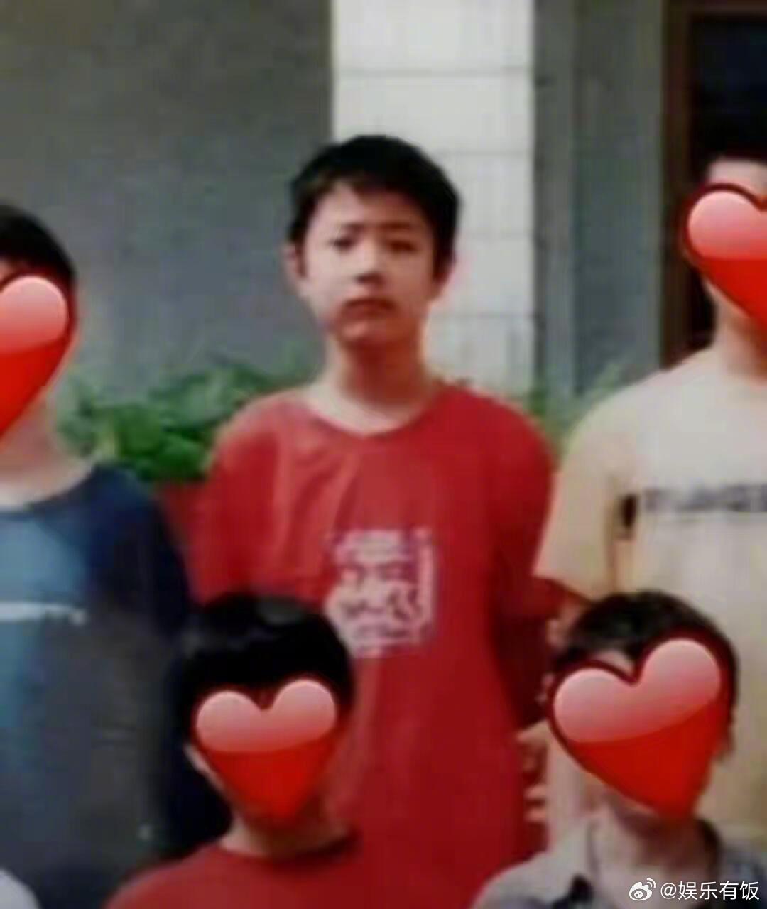 肖战小学时期毕业照有网友晒出了小学的毕业照，网友评价：原来肖战从小到大都喜欢红