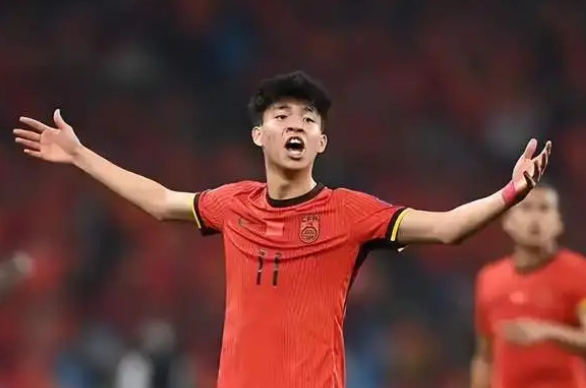 冬窗关闭前三天，德甲门兴格拉德巴赫一份报价摆在王钰栋面前：身价150万欧压到50