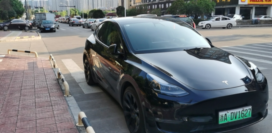 记得第一次在车展上看到特斯拉，觉得车标挺时髦的，也不知道是哪国生产的，也不知道它