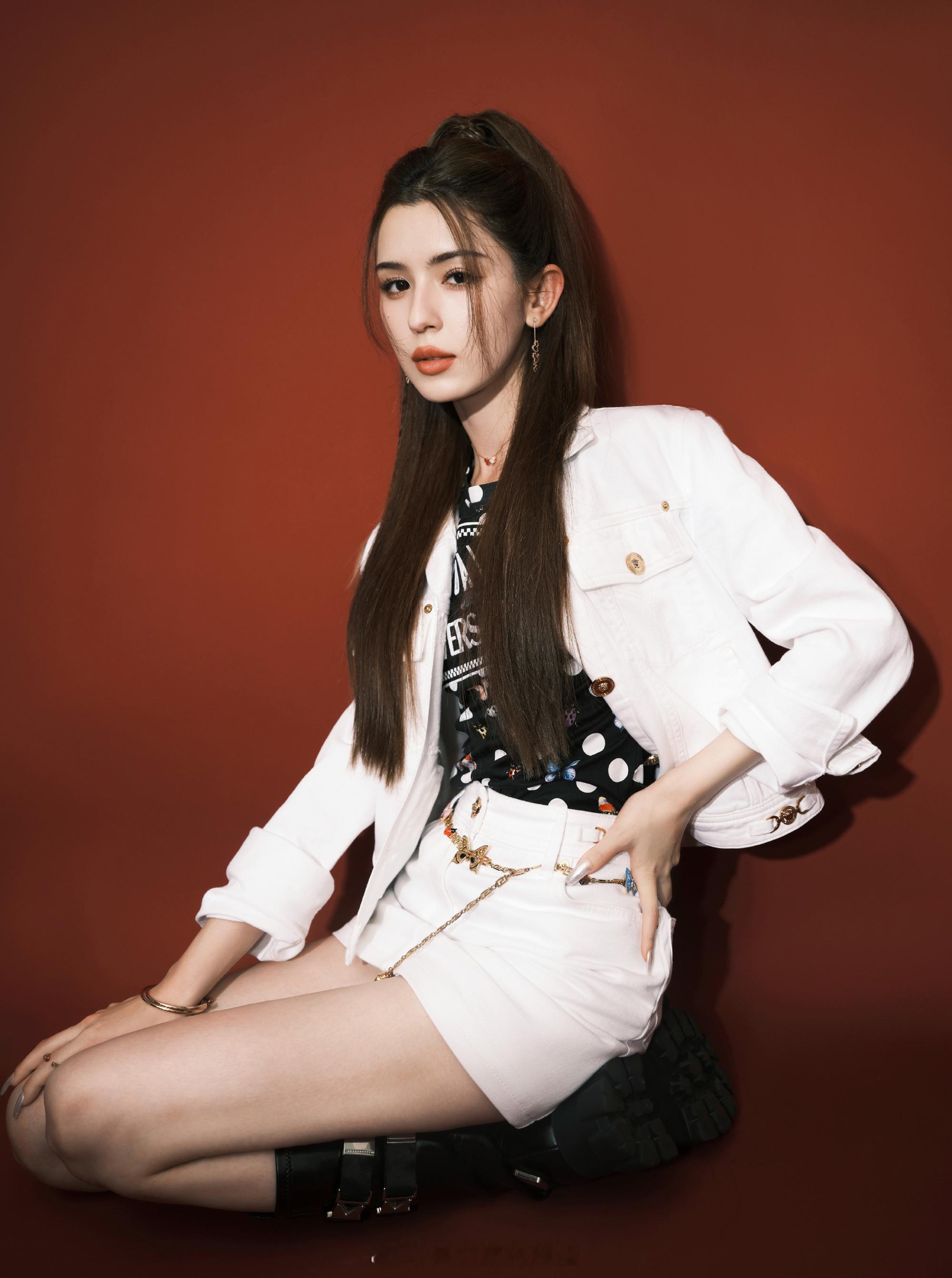 哈妮克孜黑白色彩穿搭