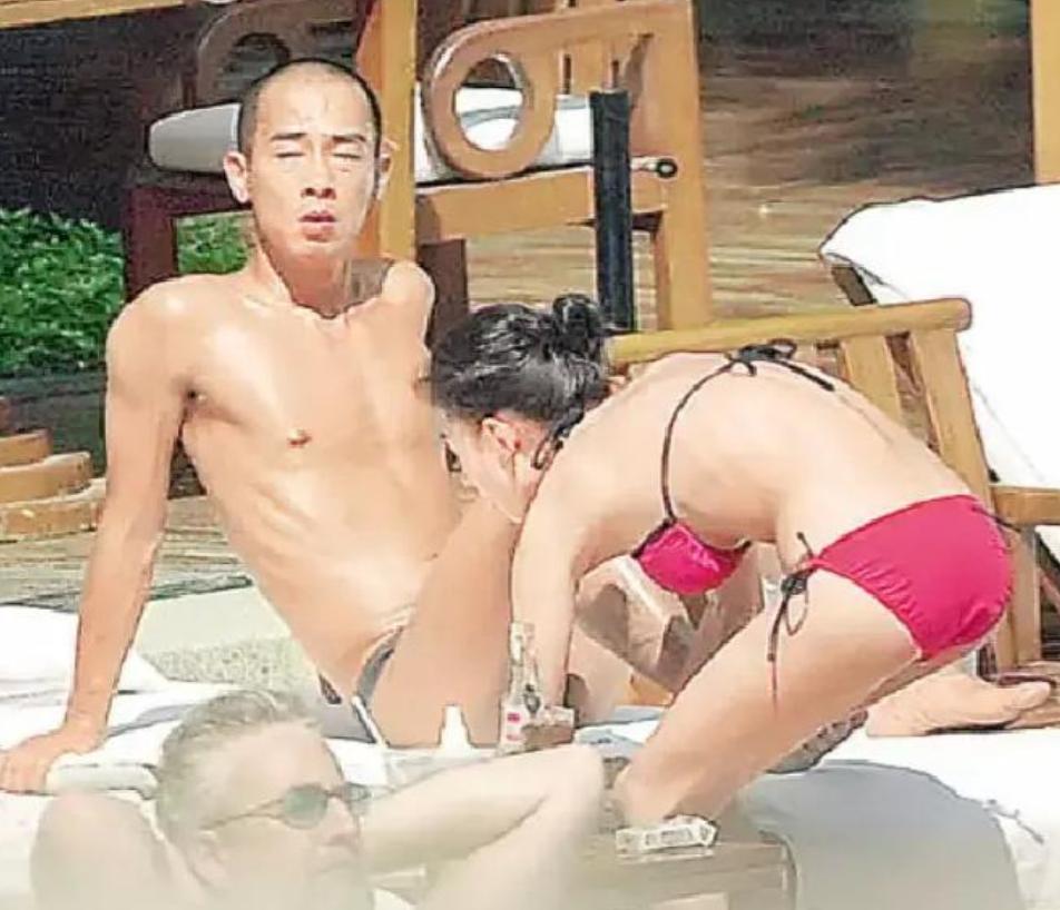 2003年，陈小春张柏芝两人同游曼谷，张柏芝穿着比基尼，看着陈小春，主动说要给他
