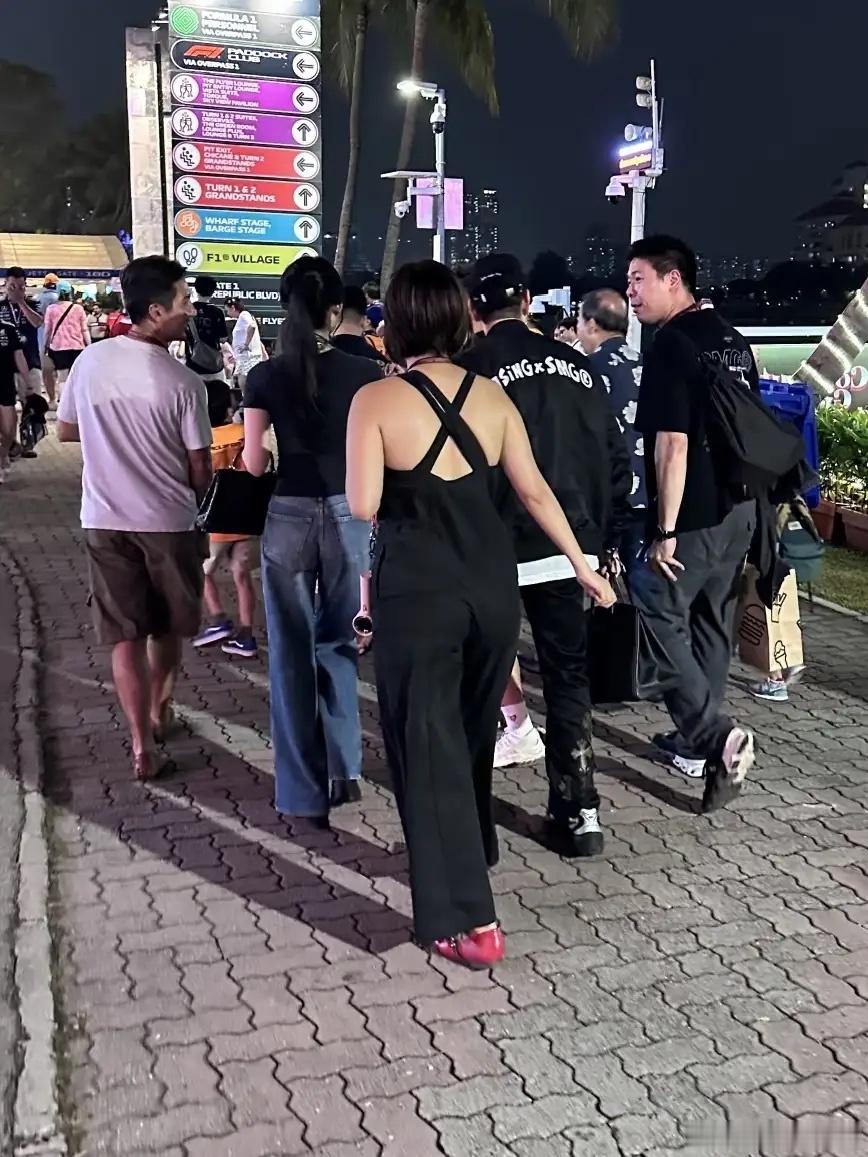 有网友在新加坡街头偶遇林俊杰，还有他女朋友七七！两人手牵手，十指紧扣，感觉林俊杰