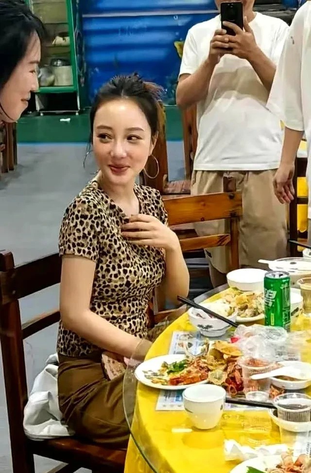 李小璐素颜去吃席的照片流出，网友:不仔细看，完全认不出来。
