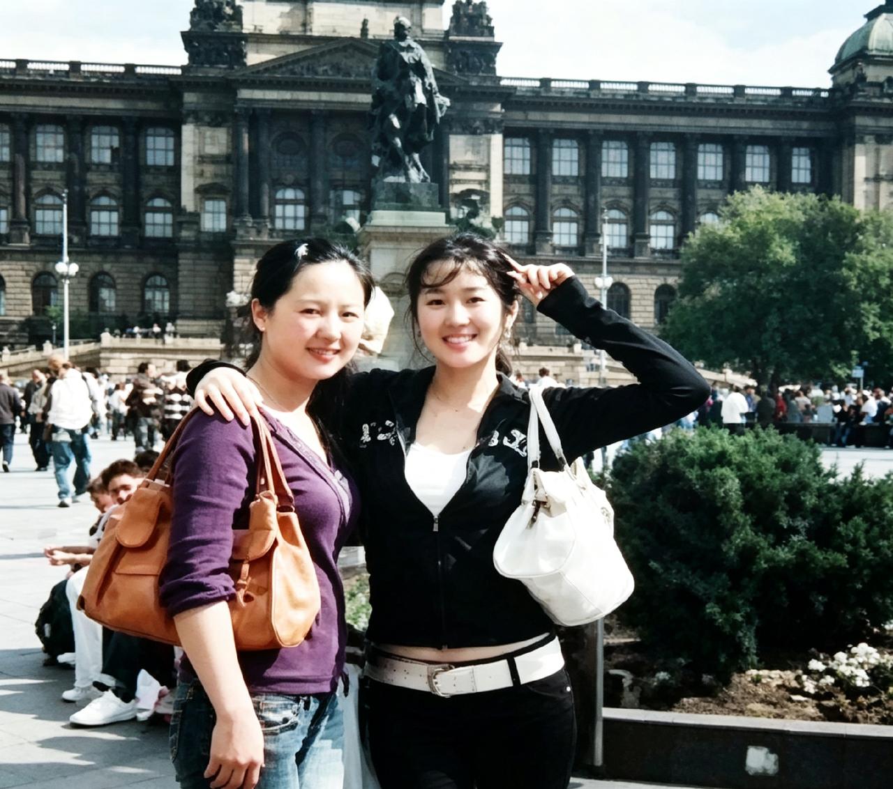 2007年，巩俐飞去布拉格看发小。没化妆没打扮，开衫配牛仔裤，俩人搂着就在广场拍
