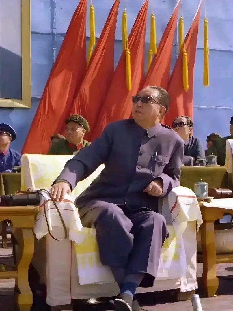 1978年10月12日，华国锋主席观看空军部队战备汇报演习。看图片，华国锋主席身