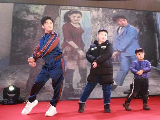 王宝强这是在干嘛？是在模仿星爷剧中的姿势吗？看起来又不像，王宝强做动作倒是挺认真