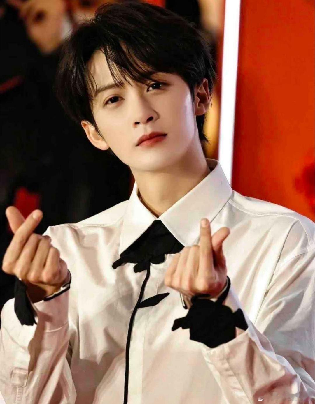 总感觉檀健次和许凯有点像，资源说不定会往下走。你看林更新和屈楚萧，一个有自己的影