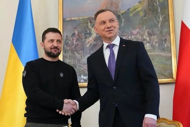 乌克兰被打瘸腿了，基辅开始要求“国际社会做出回应”。前面莫斯科已经宣布，为反击乌