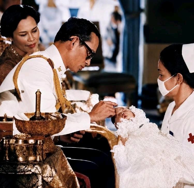 帕查拉公主的满月礼，是王室的一大盛世。普密蓬国王亲手为嫡长孙女开启仪式，那份爱