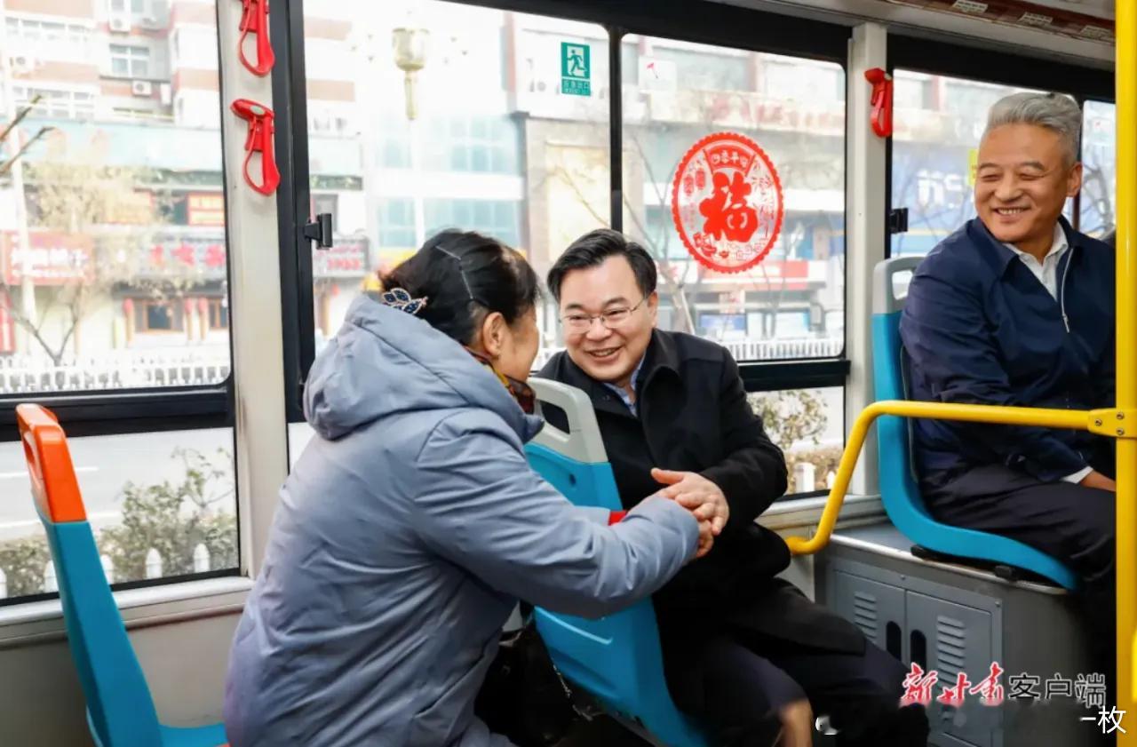 《甘肃日报》报道，大年初一，甘肃省委书记、省人大常委会主任胡昌升在兰州看望慰问坚