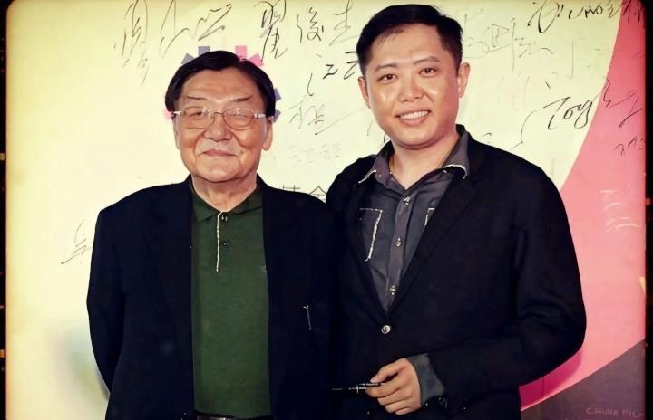 父亲是“国家一级导演”，儿子却是“十八线演员”。这听起来像不像一个失败的教育案