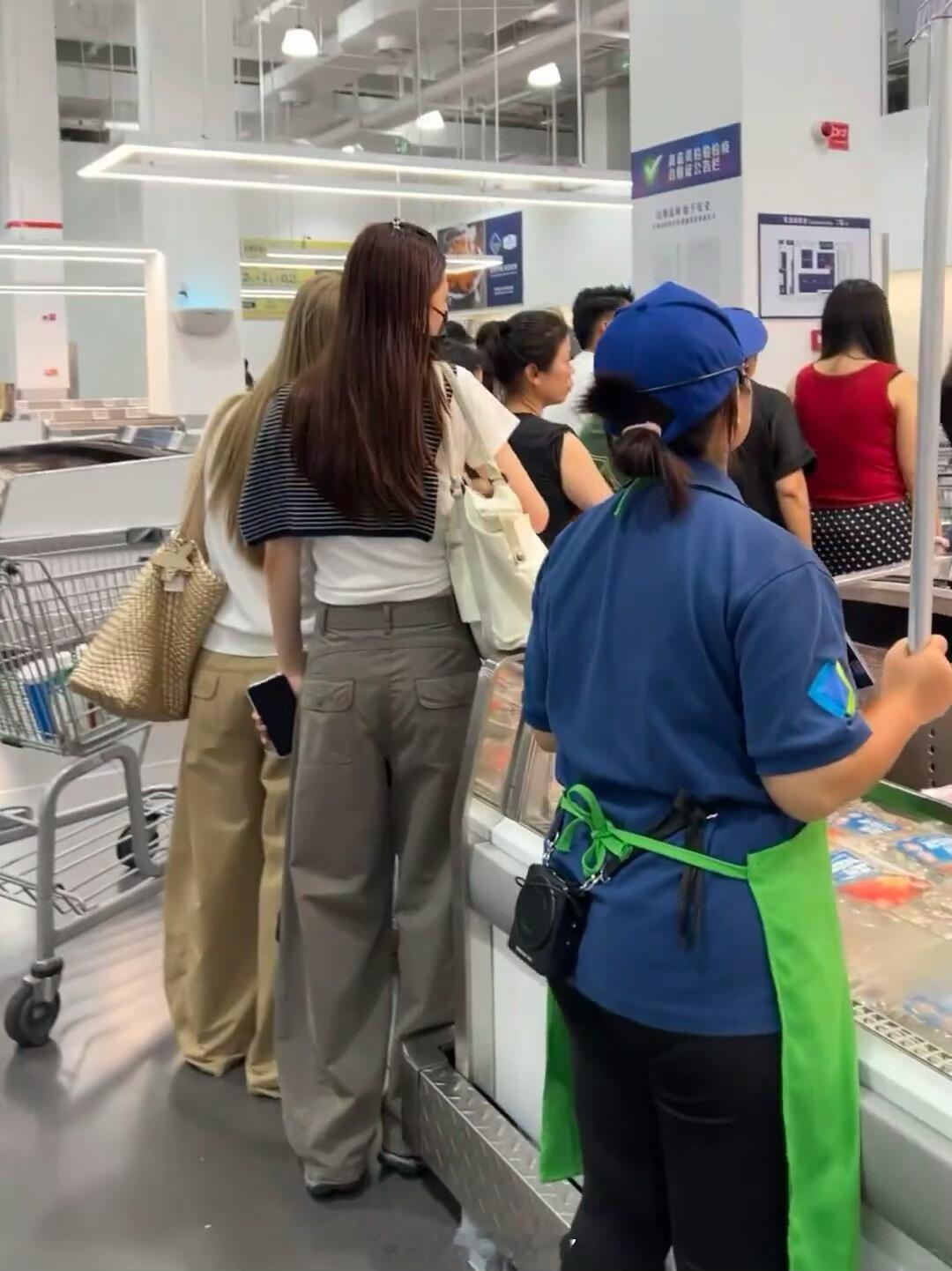 一抬头有被惊艳到！！Vocal！！Vocal没想到工装裤也能穿出潮慵懒的感觉百搭