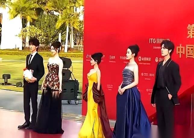 每次看到那张合照，都觉得有点儿心酸又有点儿好笑。硬生生站成了个“凹”字。脚底