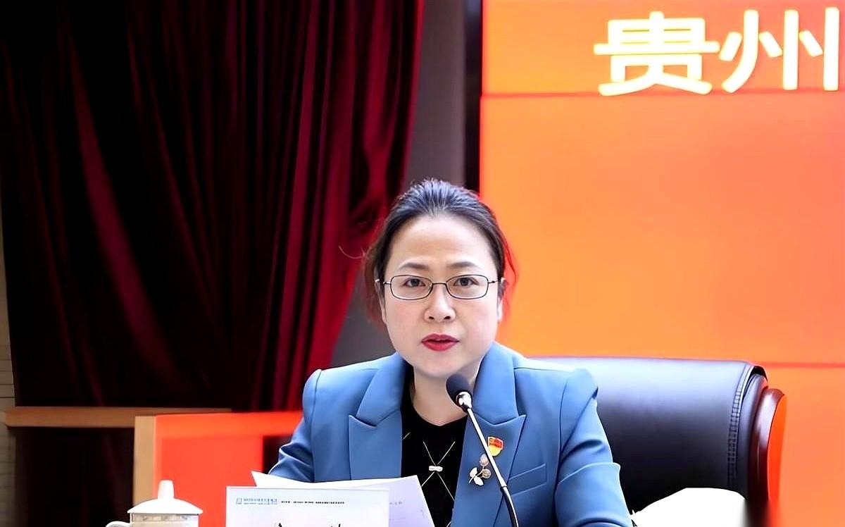 52岁的廖慧，调走了。新单位的门牌刚挂上，八竿子打不着的一个新岗位。59岁的何