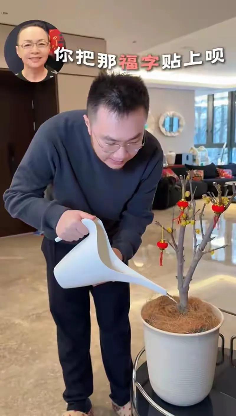 宋丹丹除夕去儿子家过年，传授巴图贴福字冷知识，未见现任老公身影引热议。2月1